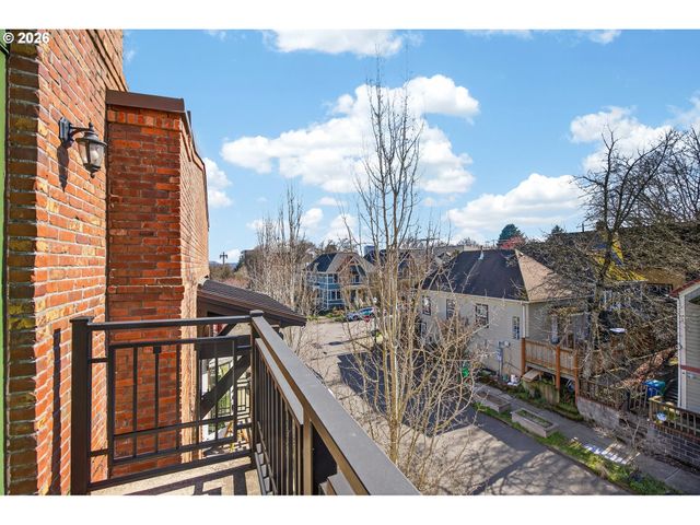 121 Sw GIBBS St, Portland, OR 97239