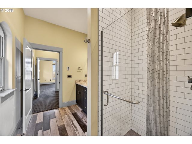 121 Sw GIBBS St, Portland, OR 97239