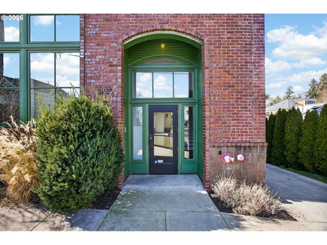121 Sw GIBBS St, Portland, OR 97239