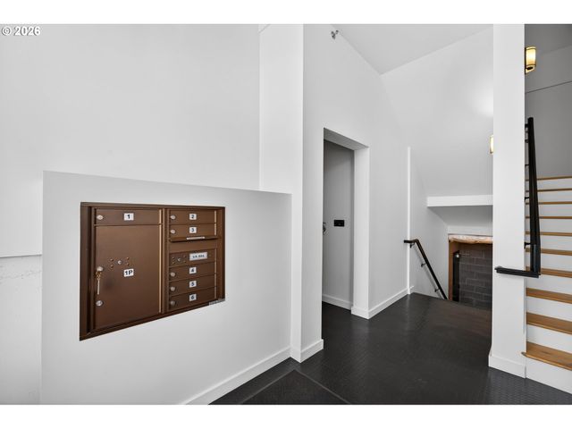 121 Sw GIBBS St, Portland, OR 97239