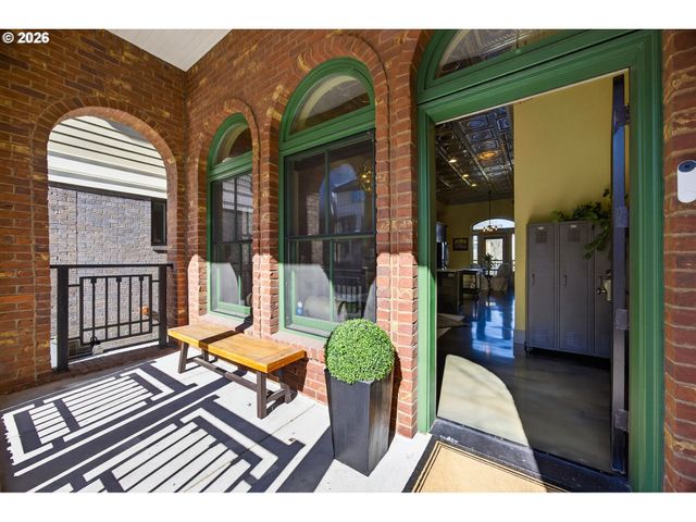 121 Sw GIBBS St, Portland, OR 97239