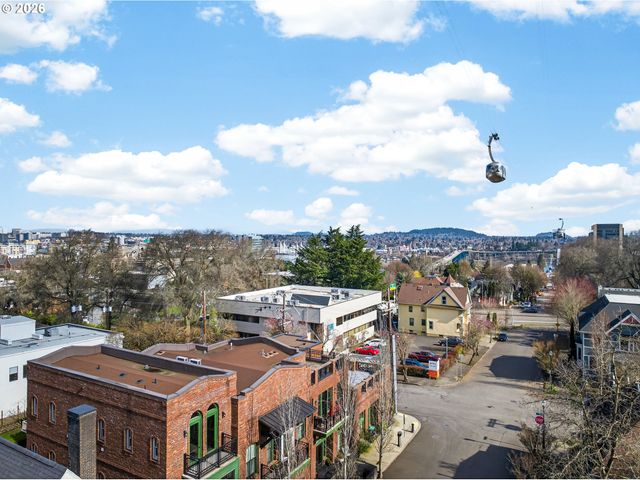 121 Sw GIBBS St, Portland, OR 97239