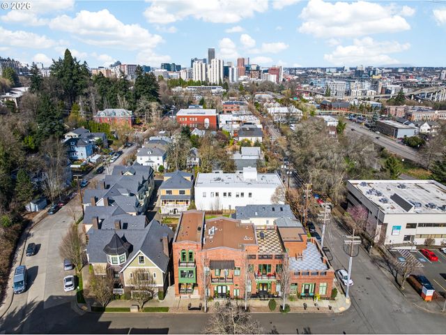 121 Sw GIBBS St, Portland, OR 97239