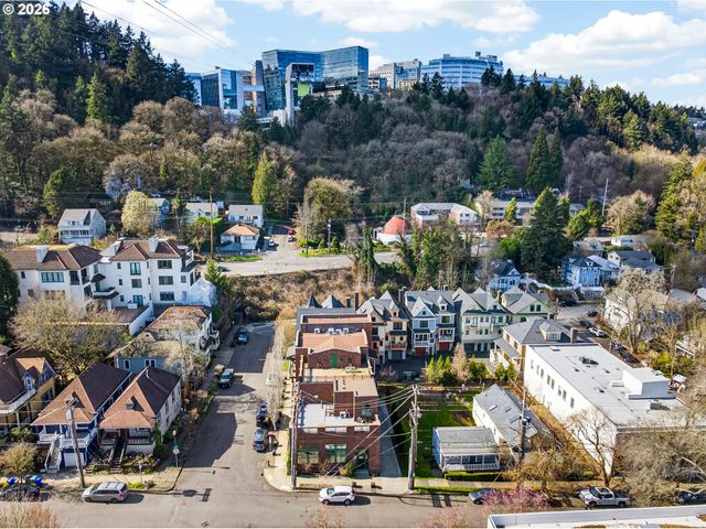 121 Sw GIBBS St, Portland, OR 97239