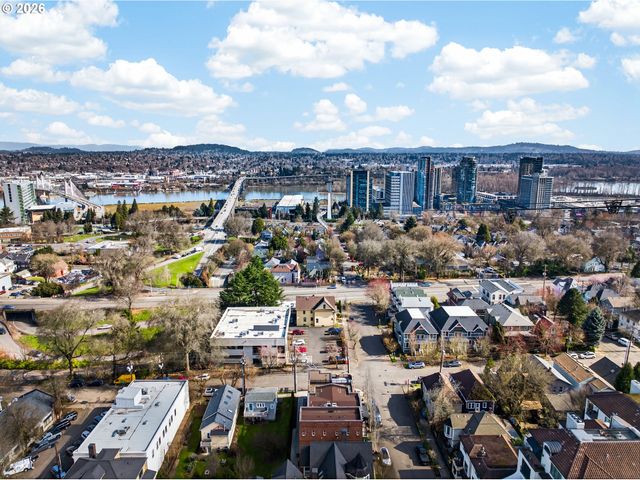 121 Sw GIBBS St, Portland, OR 97239