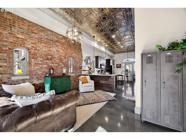 121 Sw GIBBS St, Portland, OR 97239