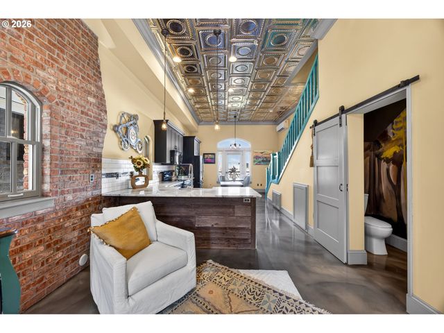 121 Sw GIBBS St, Portland, OR 97239