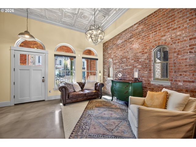 121 Sw GIBBS St, Portland, OR 97239