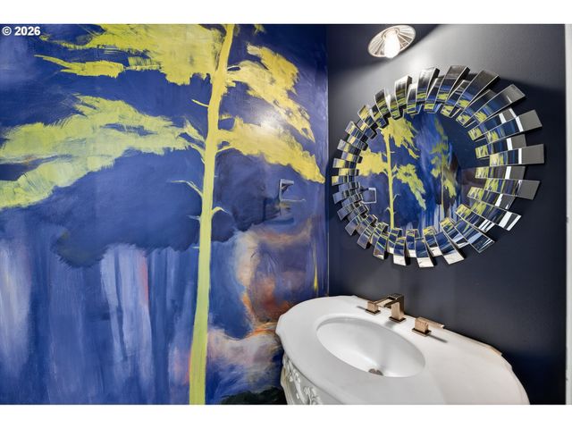 121 Sw GIBBS St, Portland, OR 97239