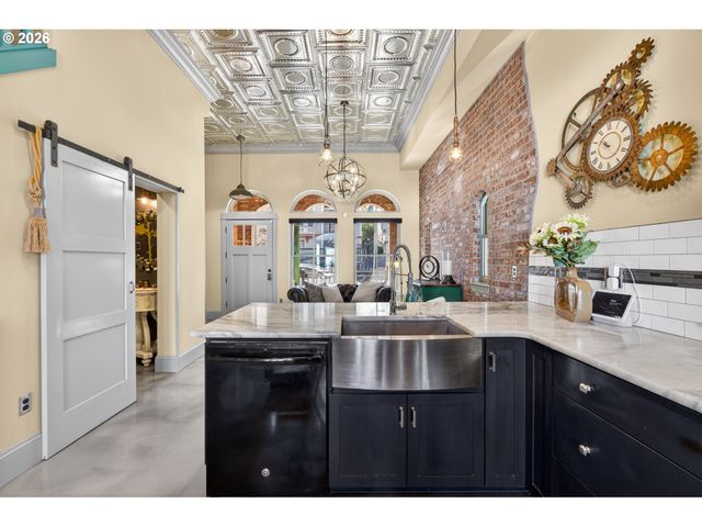 121 Sw GIBBS St, Portland, OR 97239