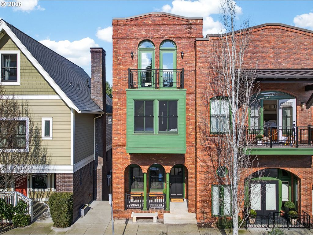 121 Sw GIBBS St, Portland, OR 97239