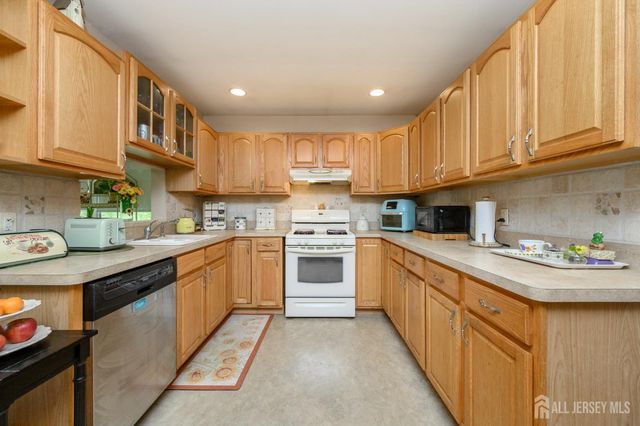 15 Poplar Street, Jackson, NJ 08527