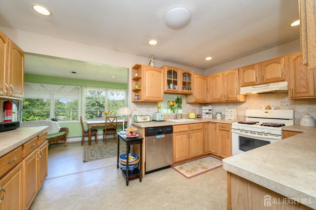 15 Poplar Street, Jackson, NJ 08527