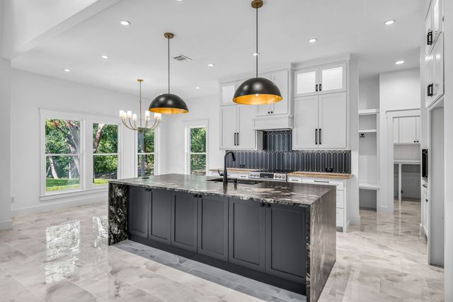 105 Forest Brook Drive, Oak Leaf, TX 75154