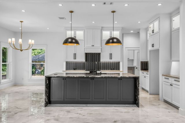 105 Forest Brook Drive, Oak Leaf, TX 75154