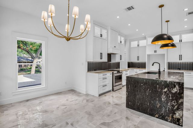 105 Forest Brook Drive, Oak Leaf, TX 75154
