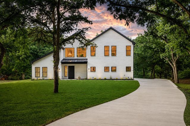 105 Forest Brook Drive, Oak Leaf, TX 75154
