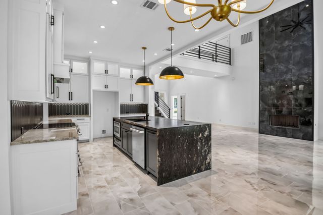 105 Forest Brook Drive, Oak Leaf, TX 75154