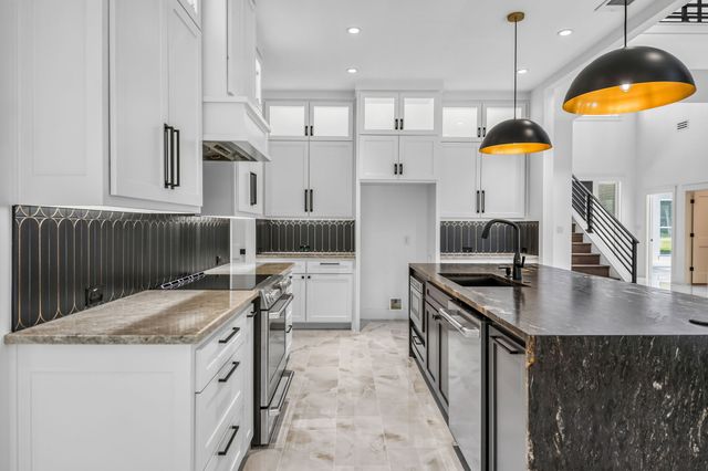 105 Forest Brook Drive, Oak Leaf, TX 75154