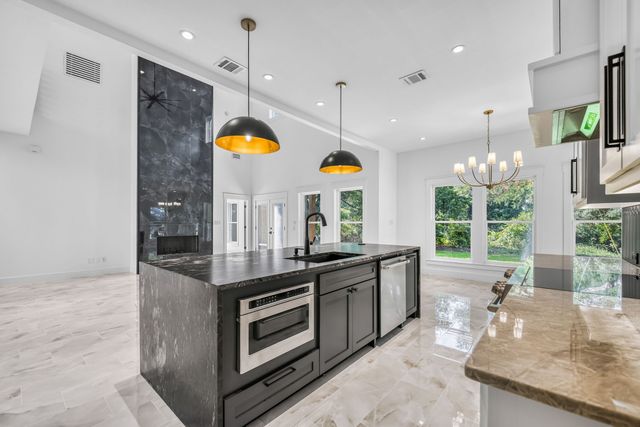105 Forest Brook Drive, Oak Leaf, TX 75154