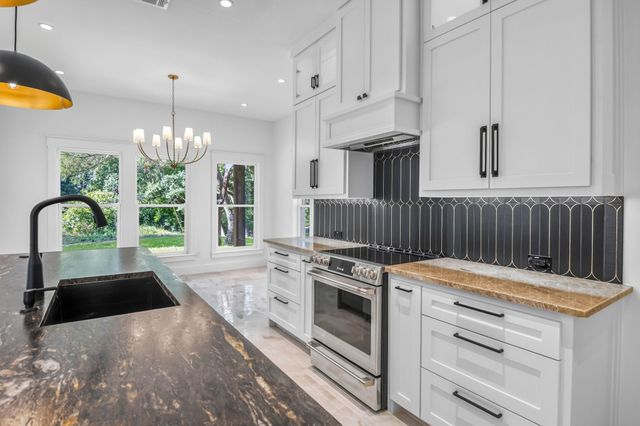 105 Forest Brook Drive, Oak Leaf, TX 75154