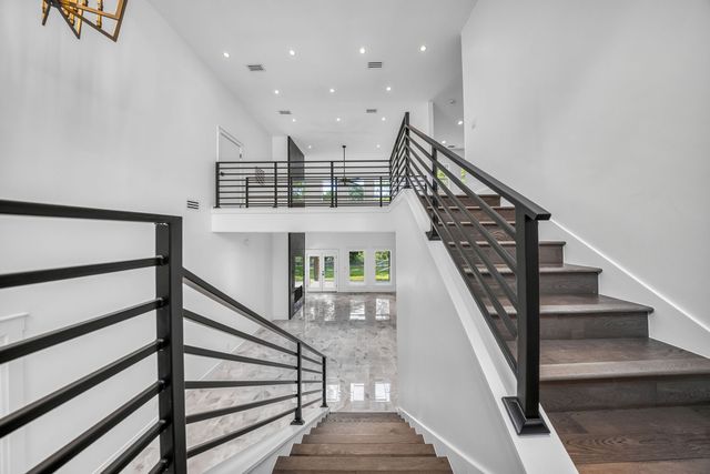 105 Forest Brook Drive, Oak Leaf, TX 75154