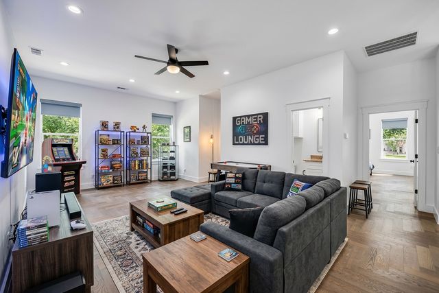 105 Forest Brook Drive, Oak Leaf, TX 75154