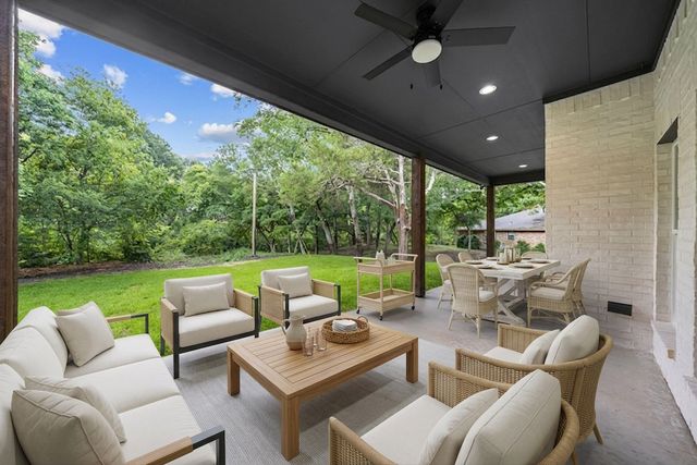 105 Forest Brook Drive, Oak Leaf, TX 75154