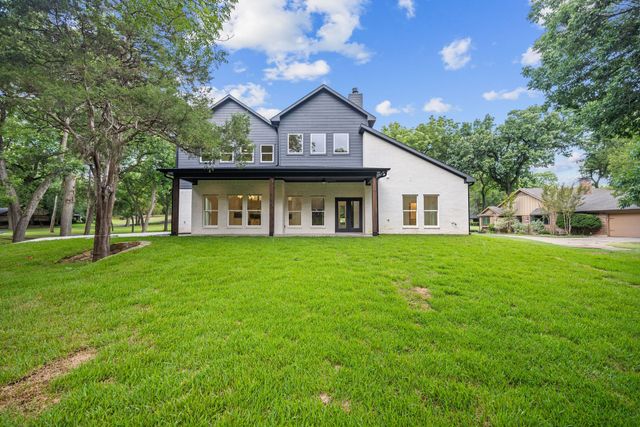 105 Forest Brook Drive, Oak Leaf, TX 75154