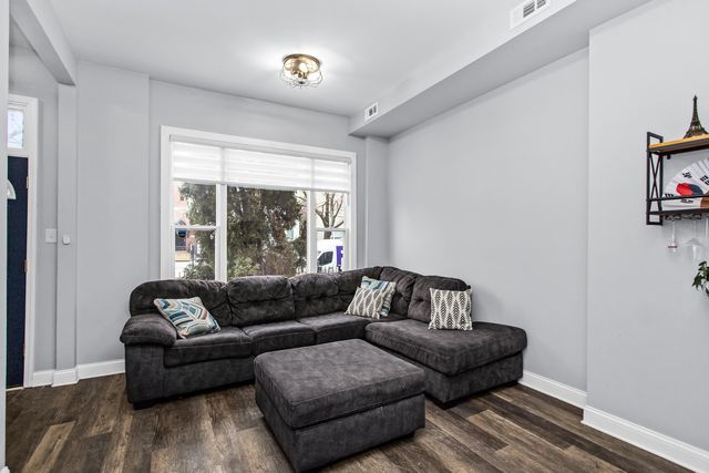 3339 W Le Moyne Street, Chicago, IL 60651