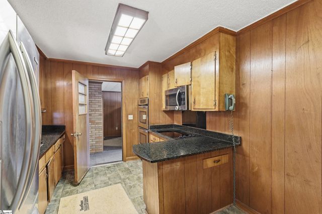 8 Woodridge Drive, Greenville, SC 29611