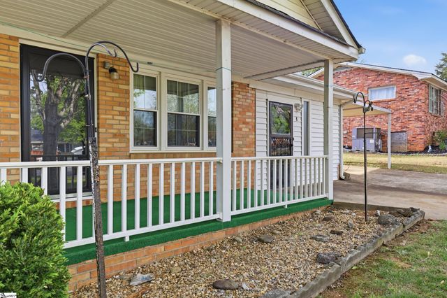 8 Woodridge Drive, Greenville, SC 29611