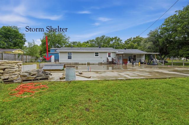 1724 E Crestway Drive, West Tawakoni, TX 75474