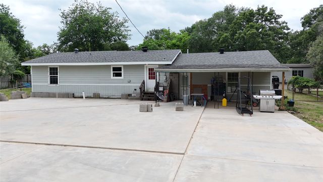 1724 E Crestway Drive, West Tawakoni, TX 75474