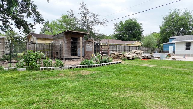 1724 E Crestway Drive, West Tawakoni, TX 75474