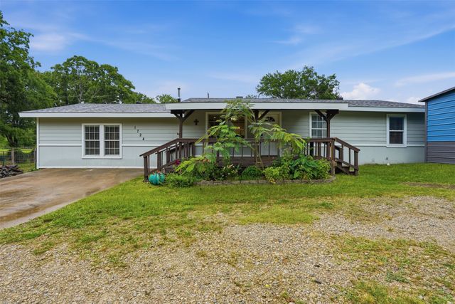 1724 E Crestway Drive, West Tawakoni, TX 75474