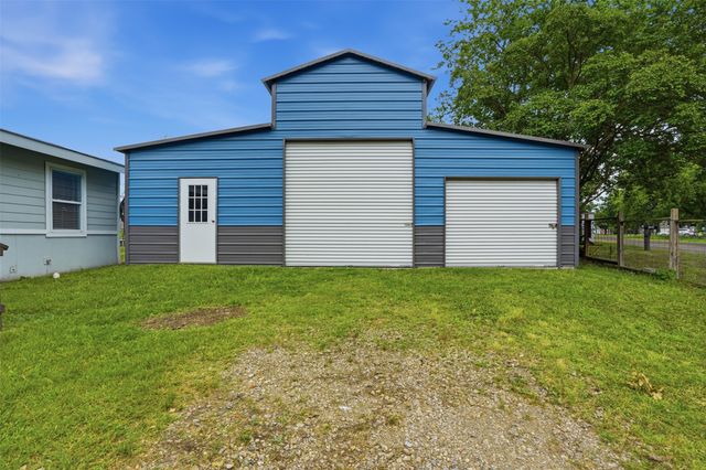 1724 E Crestway Drive, West Tawakoni, TX 75474