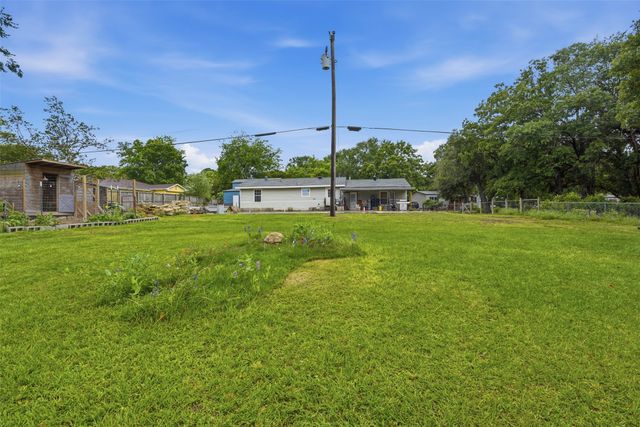1724 E Crestway Drive, West Tawakoni, TX 75474