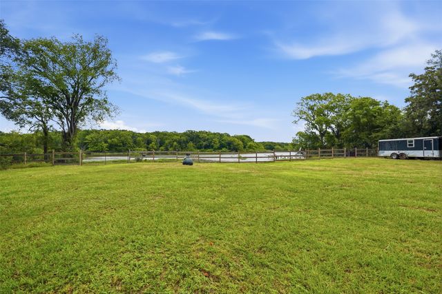 1724 E Crestway Drive, West Tawakoni, TX 75474