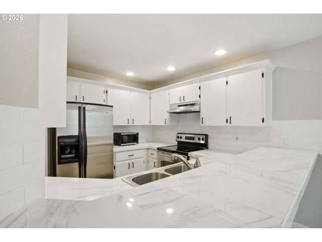 12528 Se TAGGART St, Portland, OR 97236