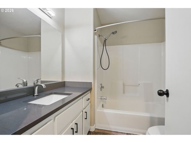 12528 Se TAGGART St, Portland, OR 97236