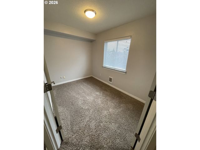 12528 Se TAGGART St, Portland, OR 97236