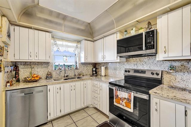 5860 NW 44th St 806, Lauderhill, FL 33319