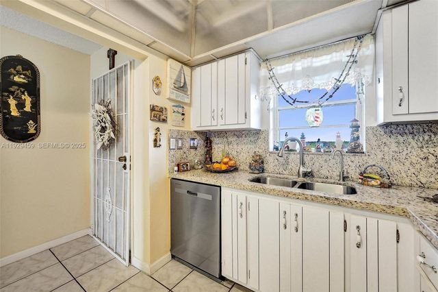 5860 NW 44th St 806, Lauderhill, FL 33319