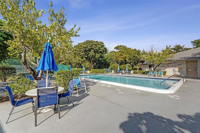 5860 NW 44th St 806, Lauderhill, FL 33319