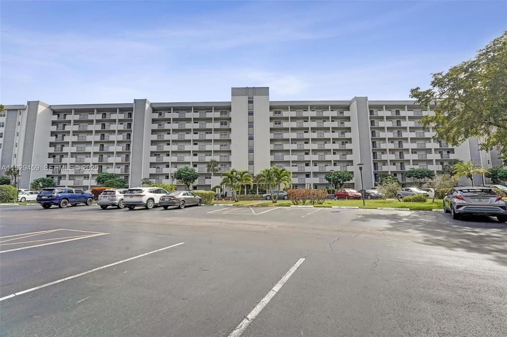 5860 NW 44th St 806, Lauderhill, FL 33319