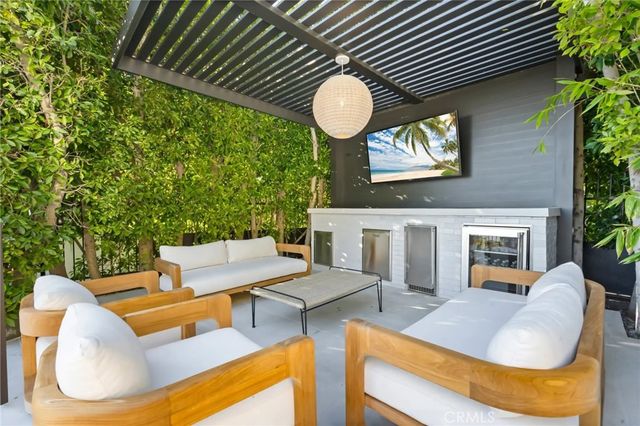 8650 Hillside Avenue, West Hollywood, CA 90069