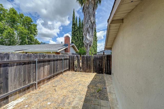 9 Thatcher Cir, Sacramento, CA 95823