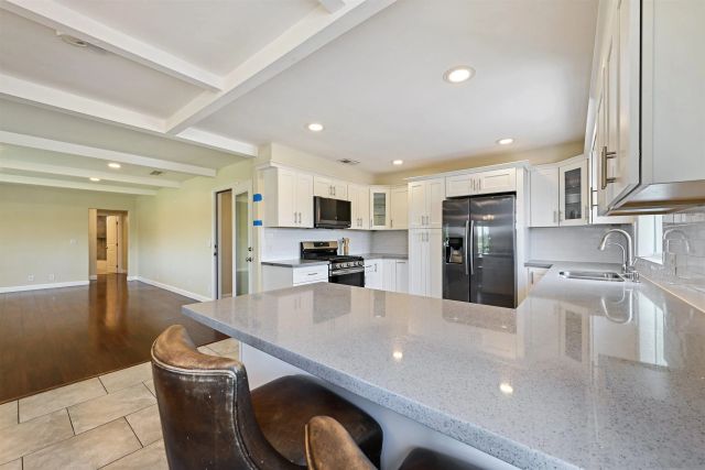 2124 Oak Hill Dr., Escondido, CA 92027