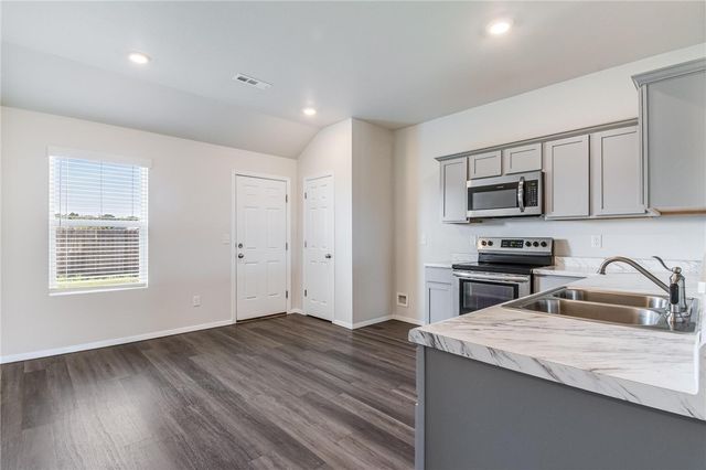 906 W Aiden Drive, Siloam Springs, AR 72761